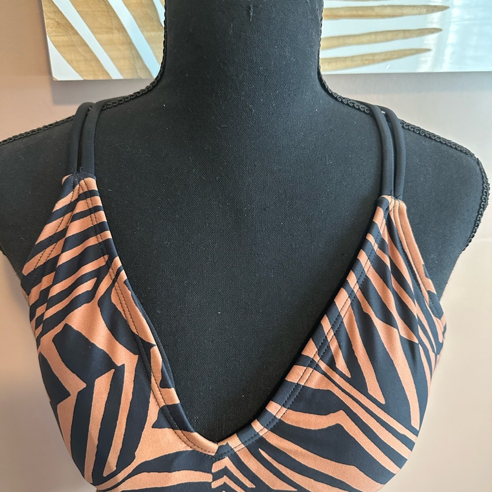 NWOT Hurley, one piece swimming suit - Picture 2 of 8